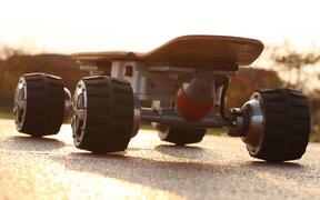 En outre, il certainement tours refroidisseur orné avec des stickers.