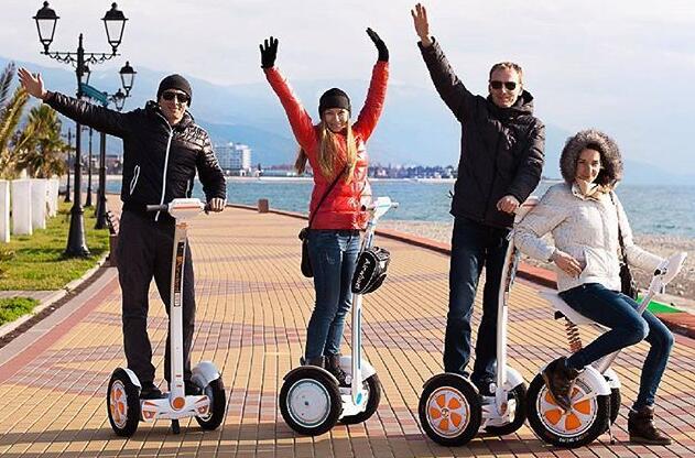 Sostiene che si siede per guidare il veicolo, ed è senza sforzo per ottenerlo si trasferì sulla strada.